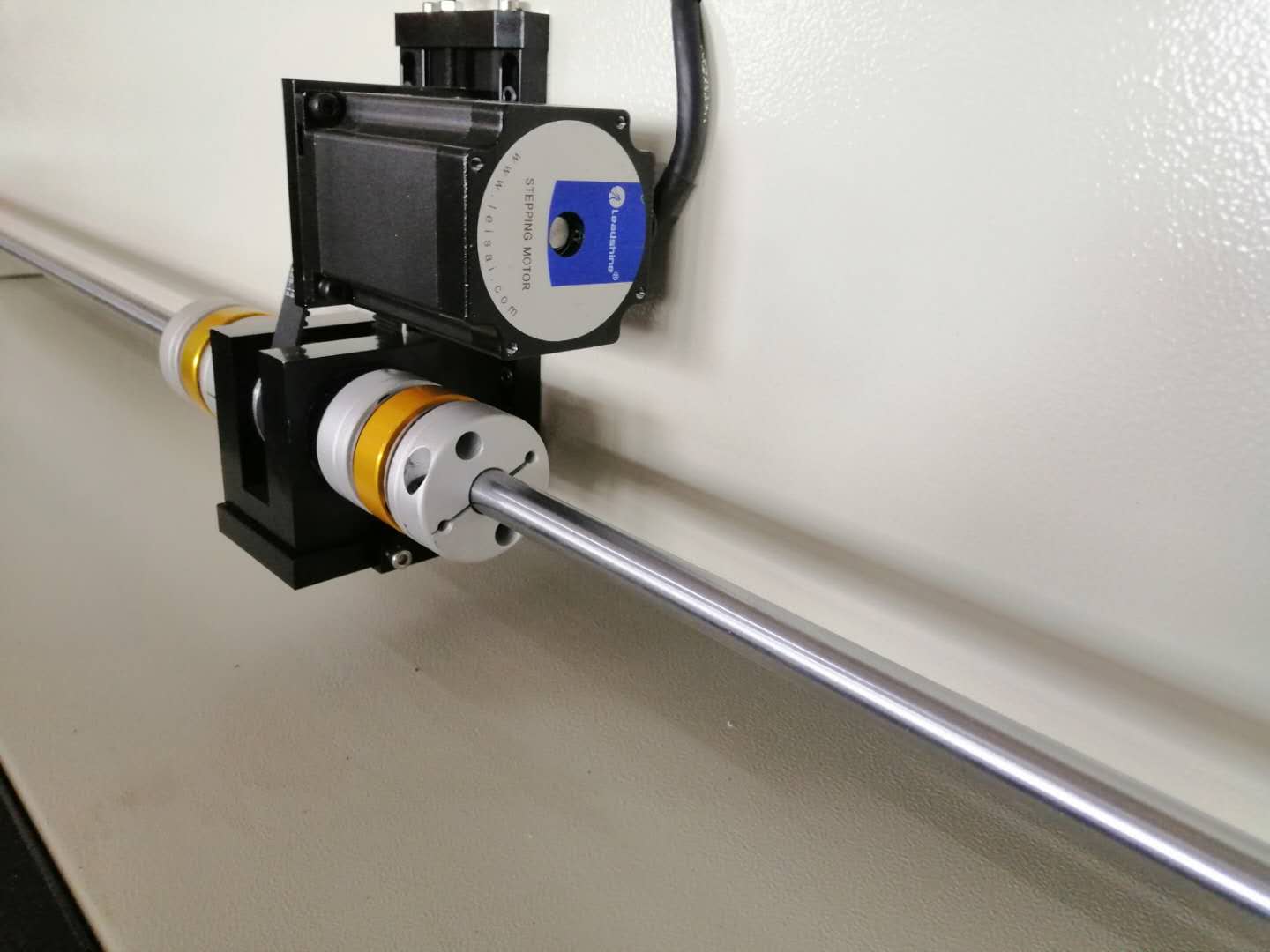伺服與步進之間哪種電機適合激光切割機？