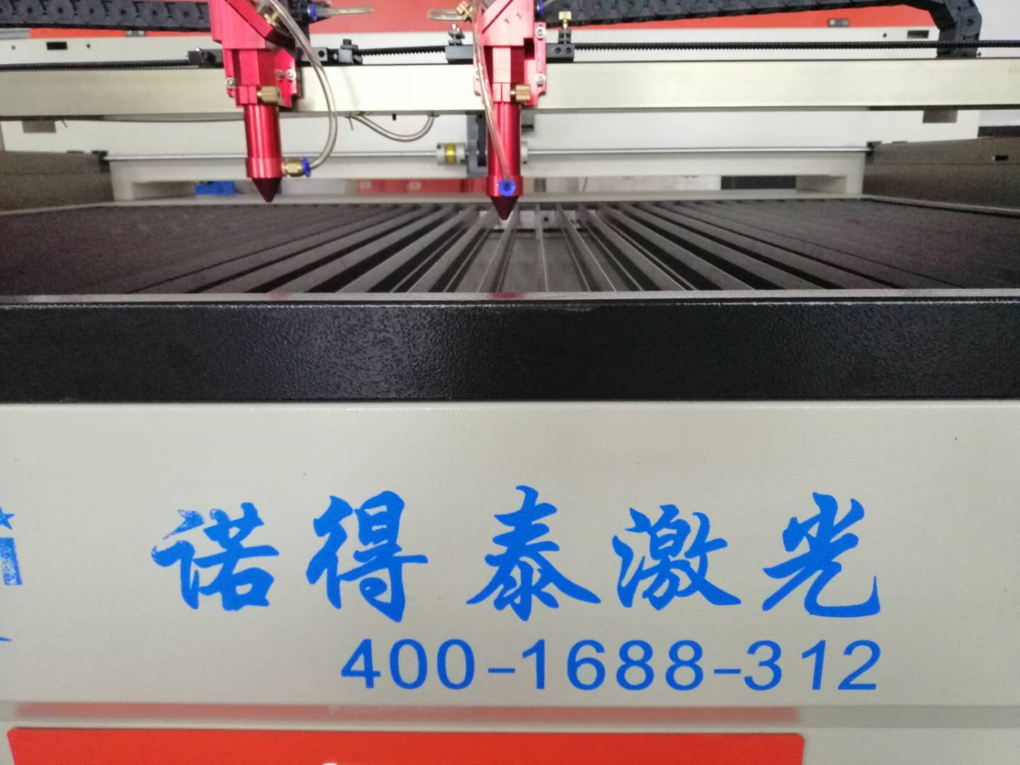 皮革還是應(yīng)用這款集切割雕刻為一體激光機(jī)加工！