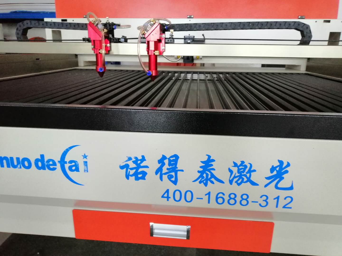亞克力激光機(jī)在切割的過(guò)程中臺(tái)面不平會(huì)造成哪些影響？