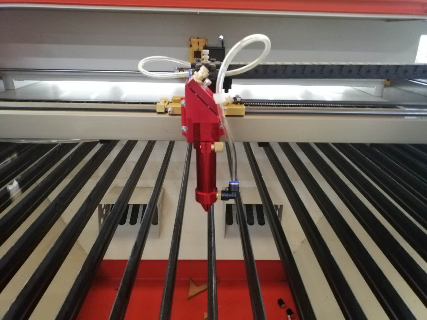如何提高激光切割機(jī)聚焦鏡片使用壽命？
