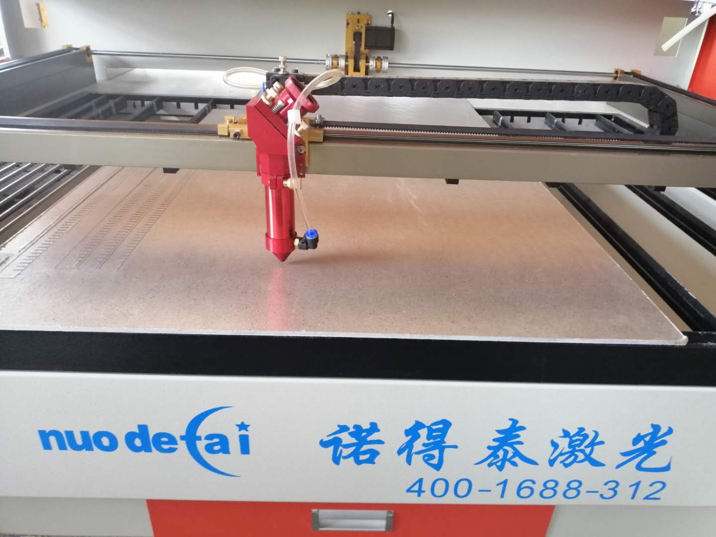 一臺布料激光切割機(jī)使用壹年以后還能賣多少價格