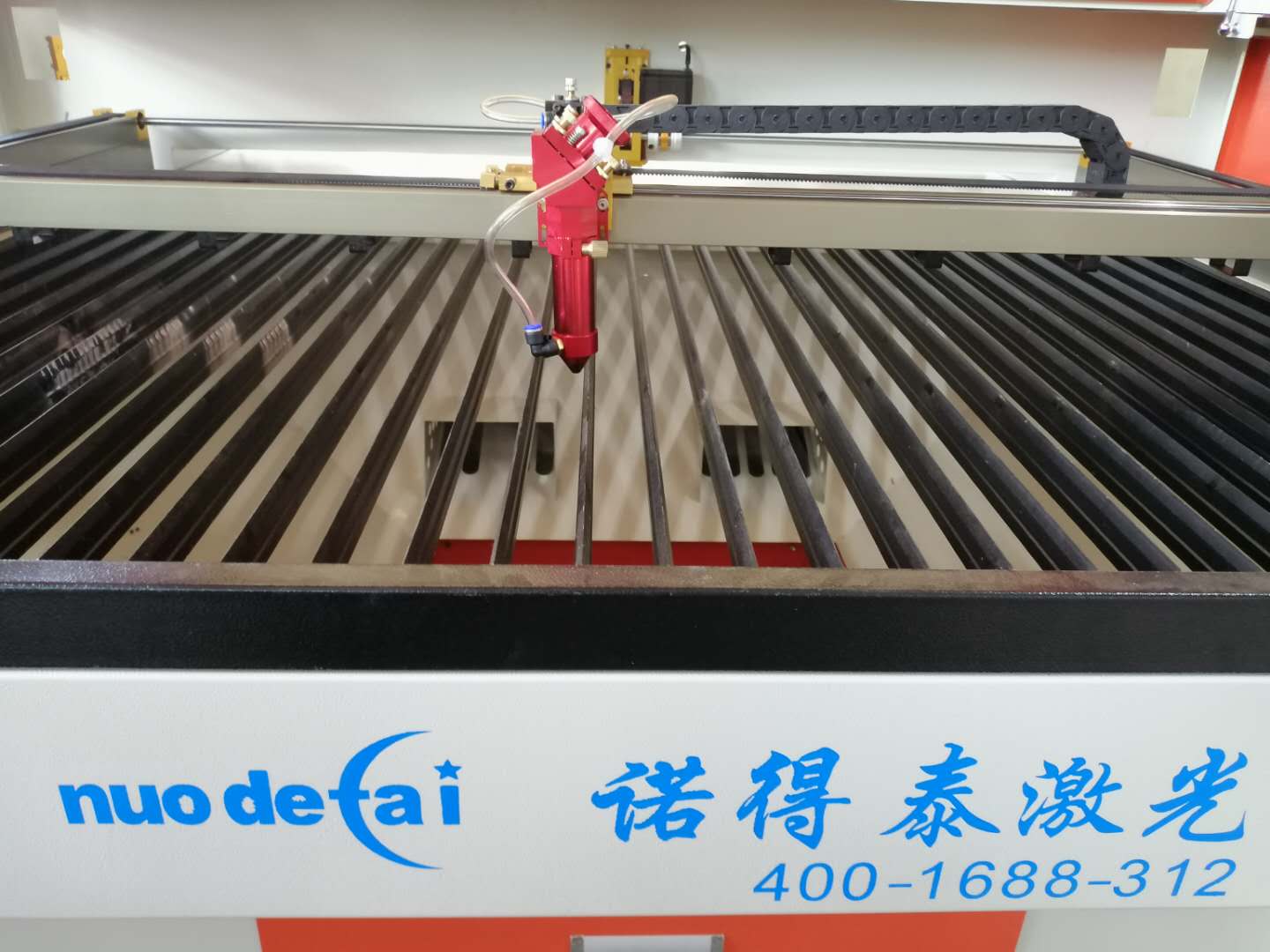 厚亞克力材料用激光切割機(jī)切割效果與功率、焦距成正比例!