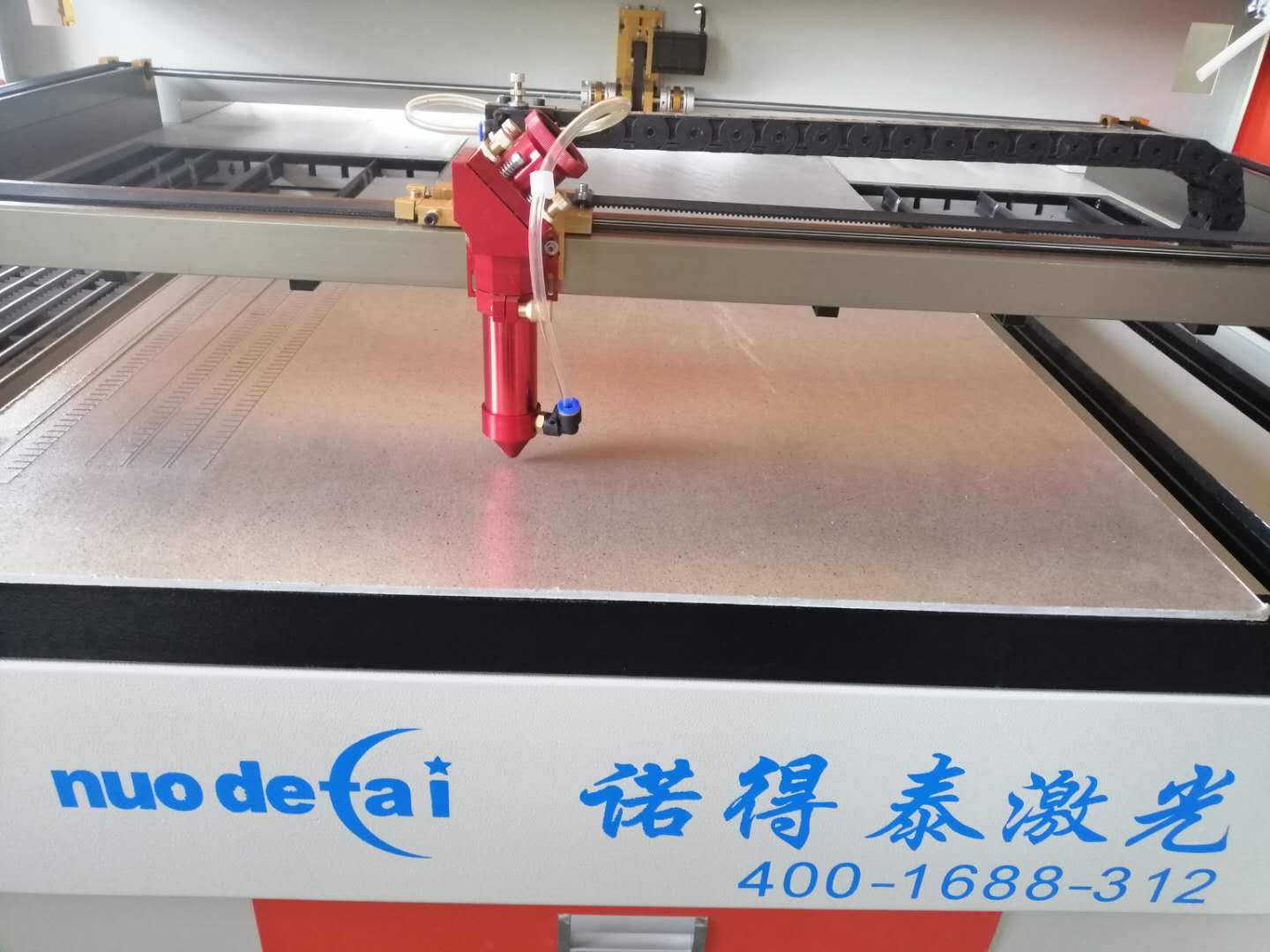 如何判斷小型非金屬材料激光切割機光學鏡片質量好與壞？