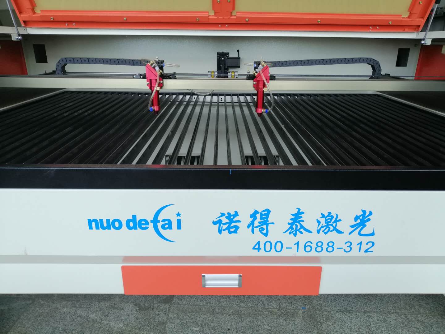 經(jīng)過長期發(fā)展，現(xiàn)在的小型非金屬激光切割機(jī)價(jià)格一直保持穩(wěn)定勢(shì)態(tài)