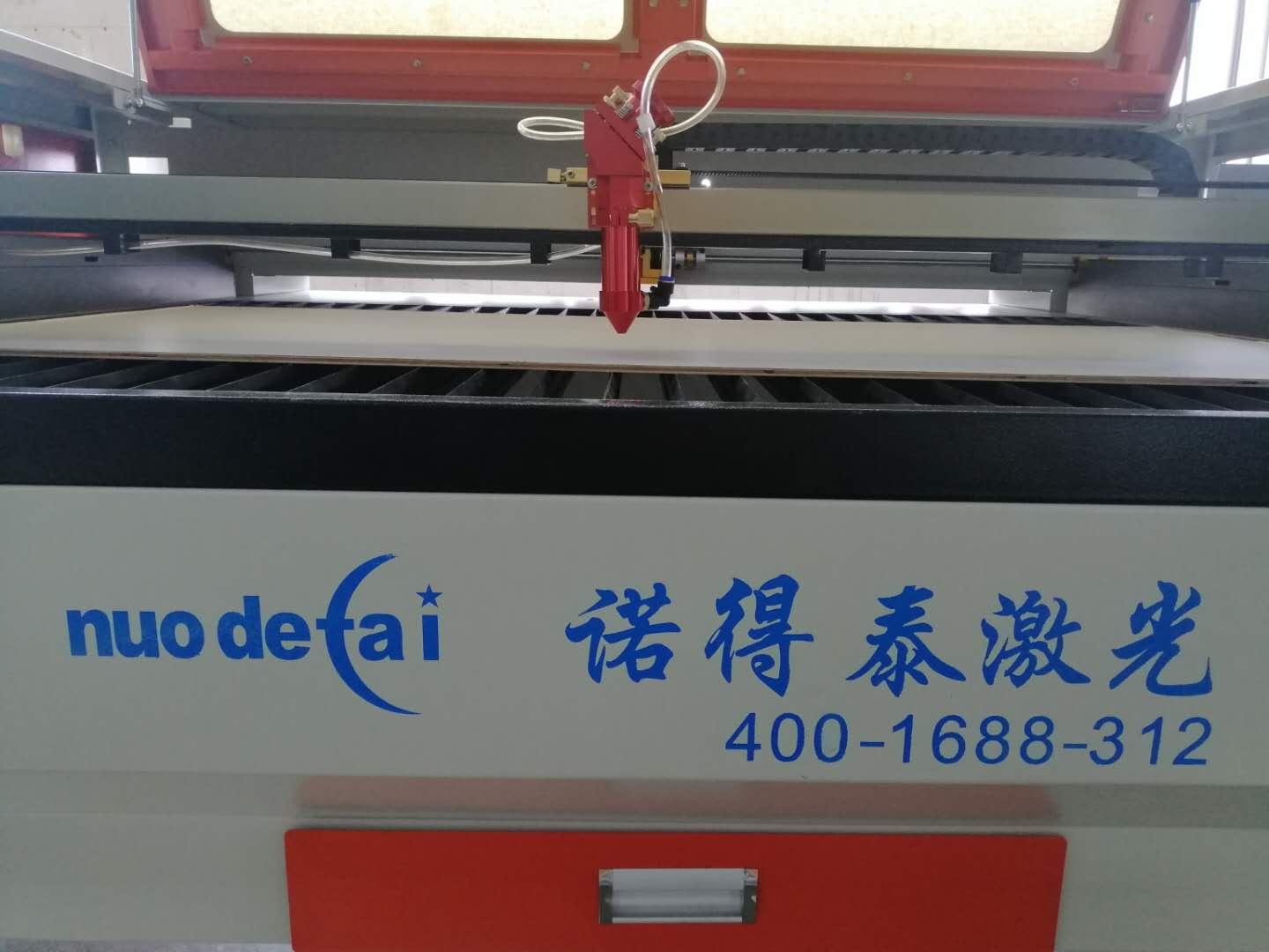 隨著行業(yè)發(fā)展需求，現(xiàn)在做小型非金屬材料激光切割機(jī)廠家也少了