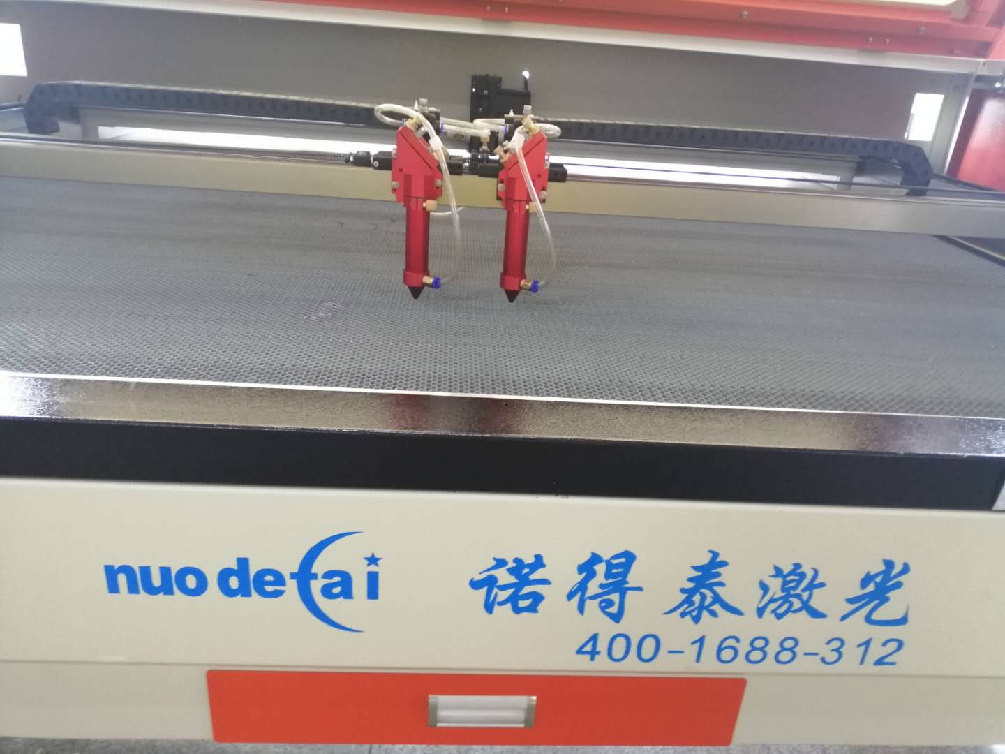 隨著人工成本不斷上漲，布料裁剪應(yīng)用激光切割機(jī)也是越來(lái)越多