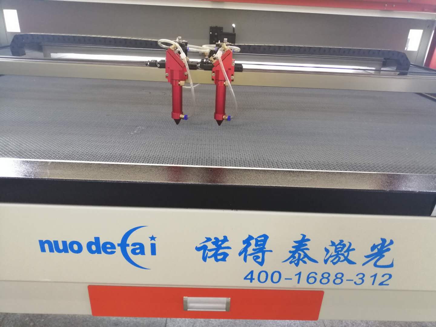 想買(mǎi)一臺(tái)雙頭布料激光切割機(jī)，但是不知道價(jià)格是多少？