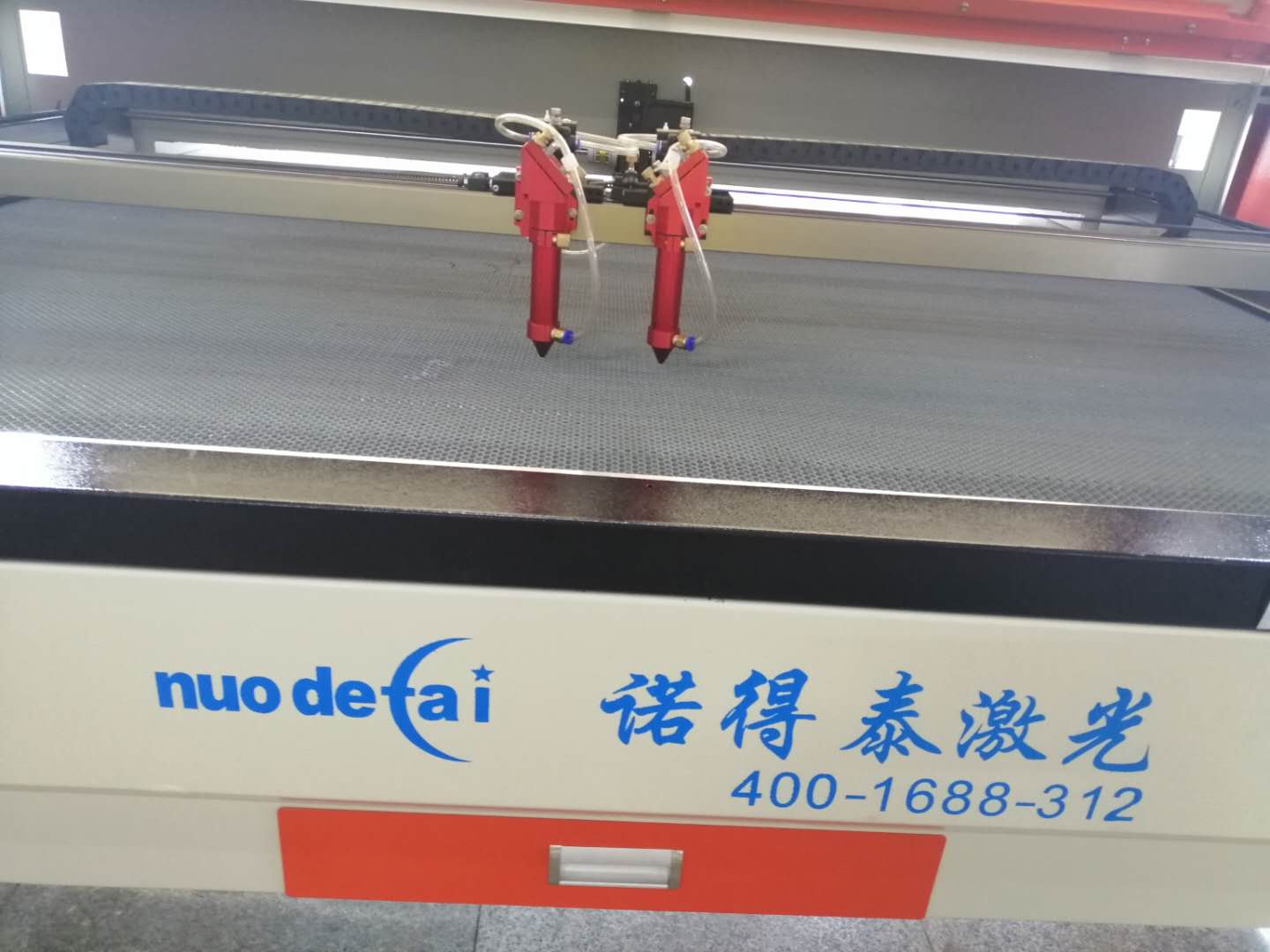 布料裁剪為什么使用激光切割機容易產生鋸齒呢？