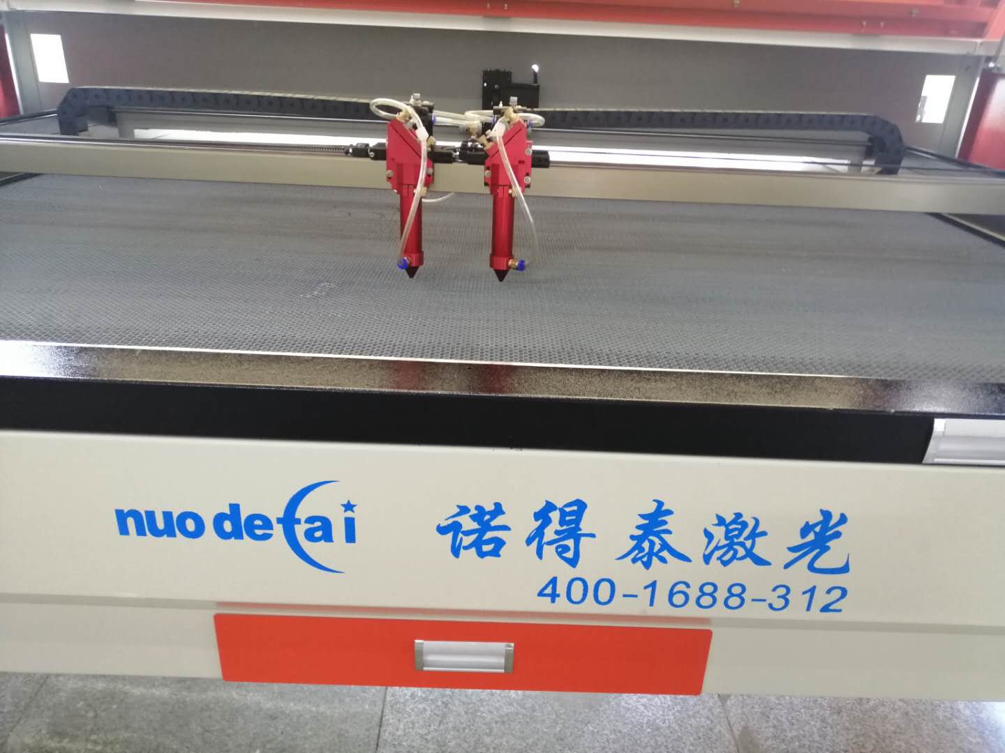 布料激光切割機(jī)價(jià)格需要多少錢(qián)一臺(tái)？