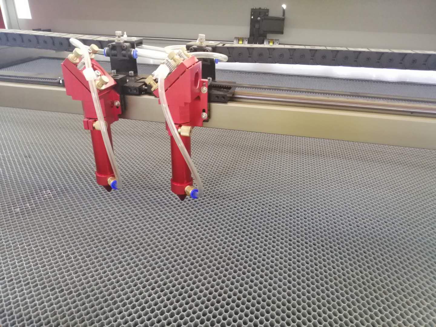 雙頭互移布料激光切割機鏤空適合應用于哪些行業(yè)？